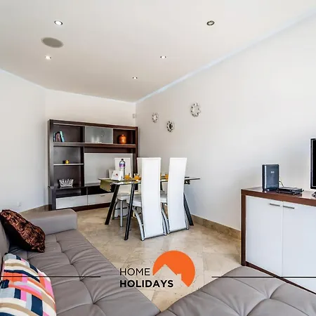 Apartment #129 Newtown, Pool, Private Park, High Speed Wifi